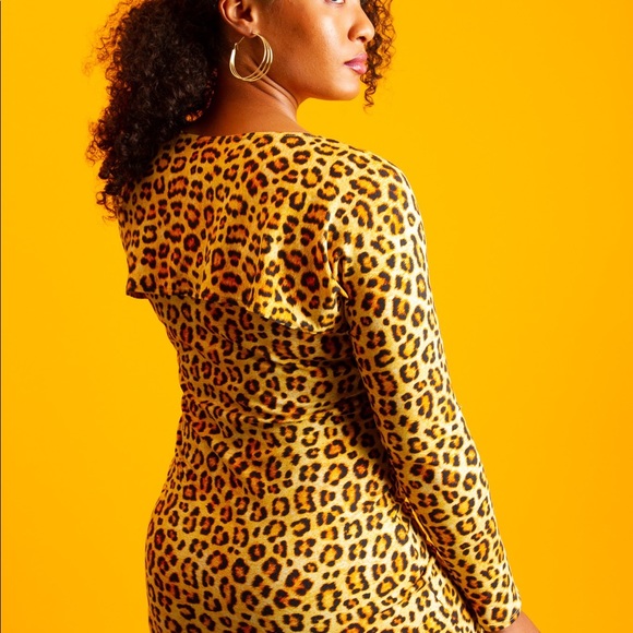 Leopard print body-con knit dress and shrug. - Picture 3 of 5